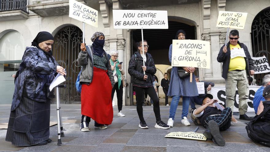 Les persones sense llar es concentren davant l&#039;Ajuntament de Girona per reclamar «un sostre digne»