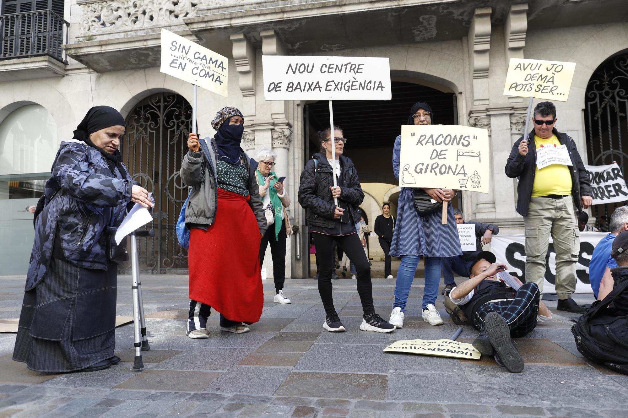 Les persones sense llar es concentren davant l'Ajuntament de Girona per reclamar «un sostre digne»