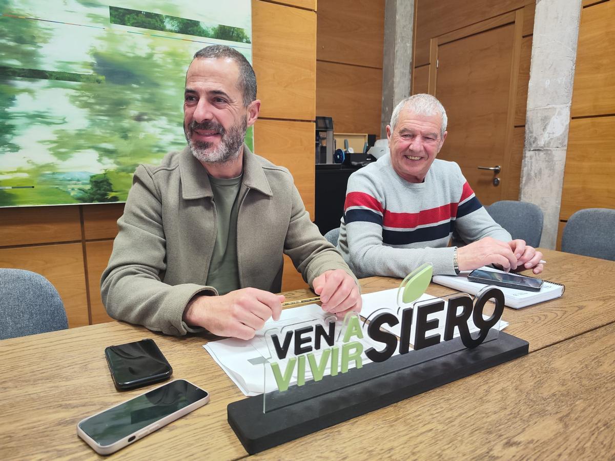 El alcalde, Ángel García, con el edil de Hacienda, Raimundo Díaz, este martes, durante la rueda de prensa sobre los remanentes.