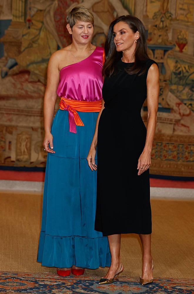 Reina Letizia con un vestido negro