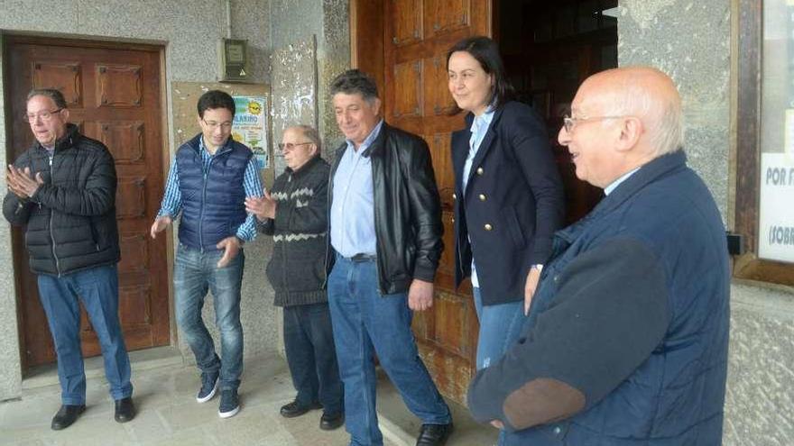 José Ramón Abal (segundo por la izquierda) a las puertas de la iglesia parroquial, ayer. // Noé Parga