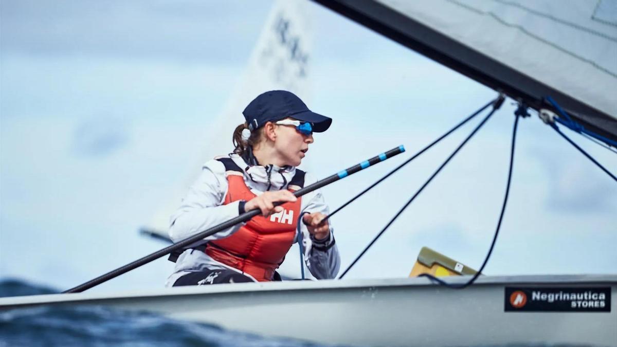 Sara Ayats disputa una regata de la Nations Cup.