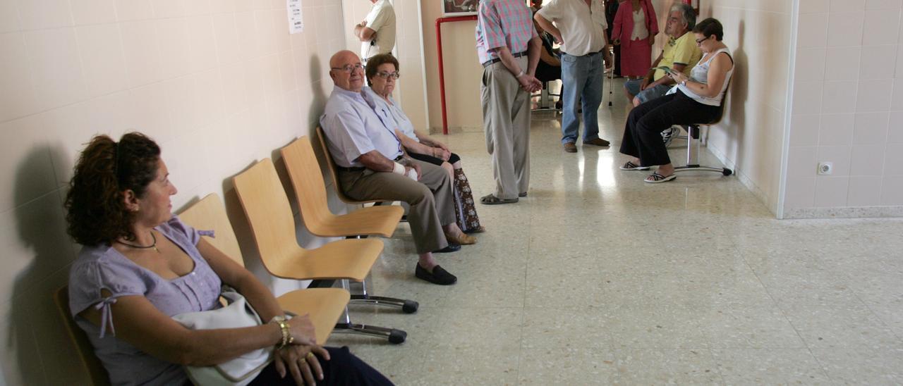 Usuarios en el centro de salud de Nueva Ciudad de Mérida, en una imagen de archivo.