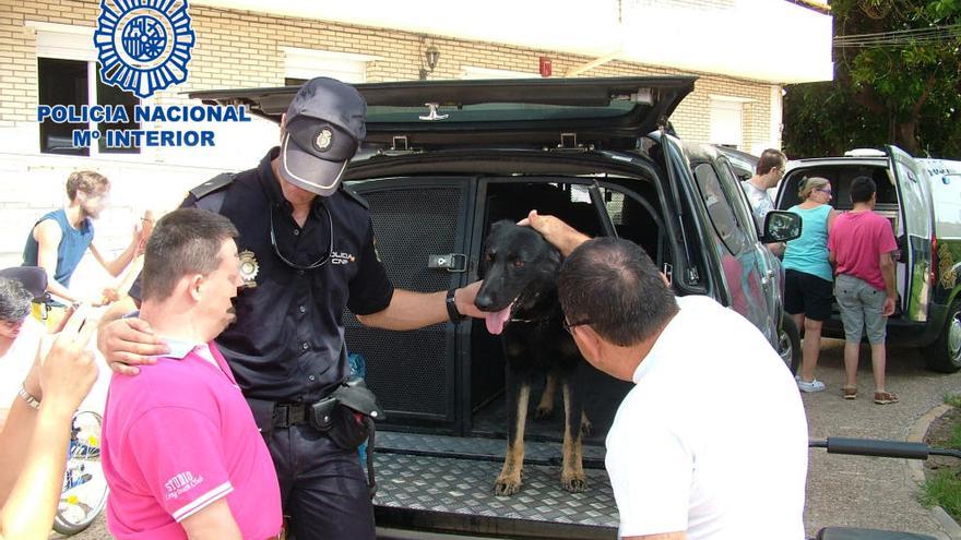 Varios miembros de la asociación con uno de los perros entrenados