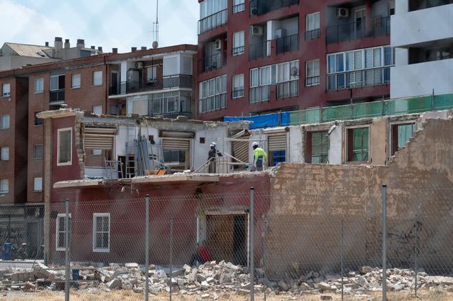 En imágenes I Empieza el derribo del chalé de Montemolín, en Zaragoza