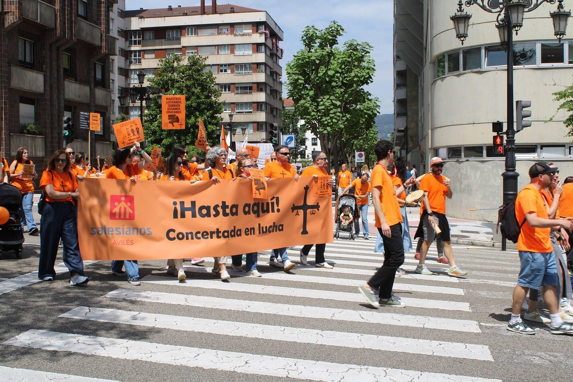Así fue la multitudinaria marcha naranja de la concertada en Asturias