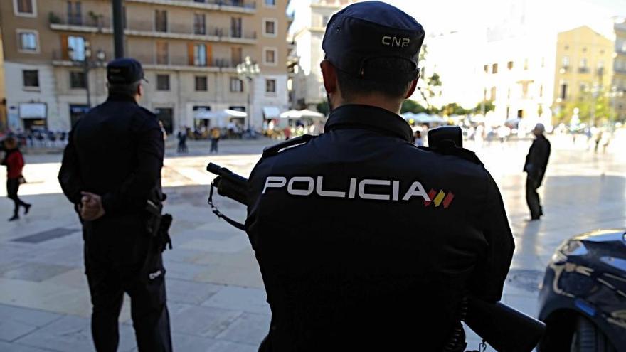 Unos agentes vigilan la Plaza de la Virgen de Valencia.