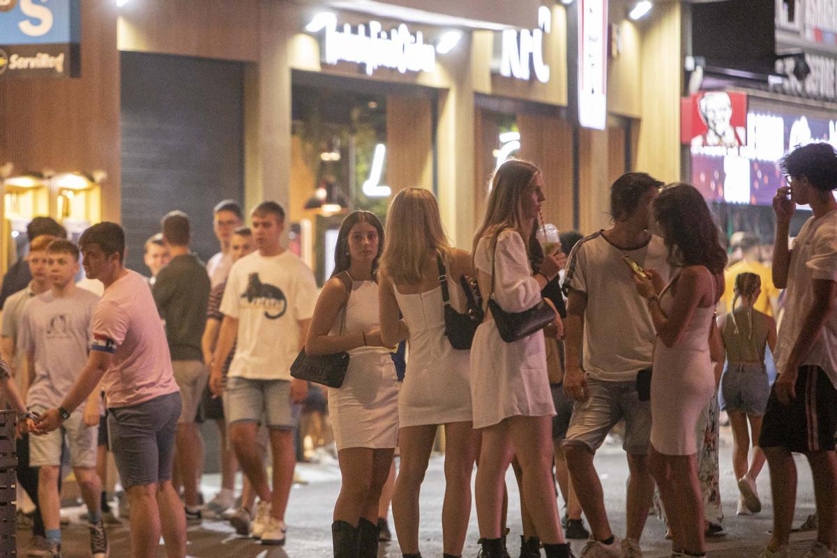 Jóvenes en alerta ante los pinchazos en discotecas