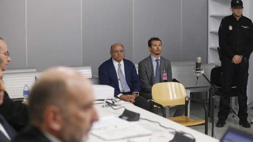 Díaz Ferrán y el último director de Marsans, Ivan Losada, en la Audiencia. // Efe