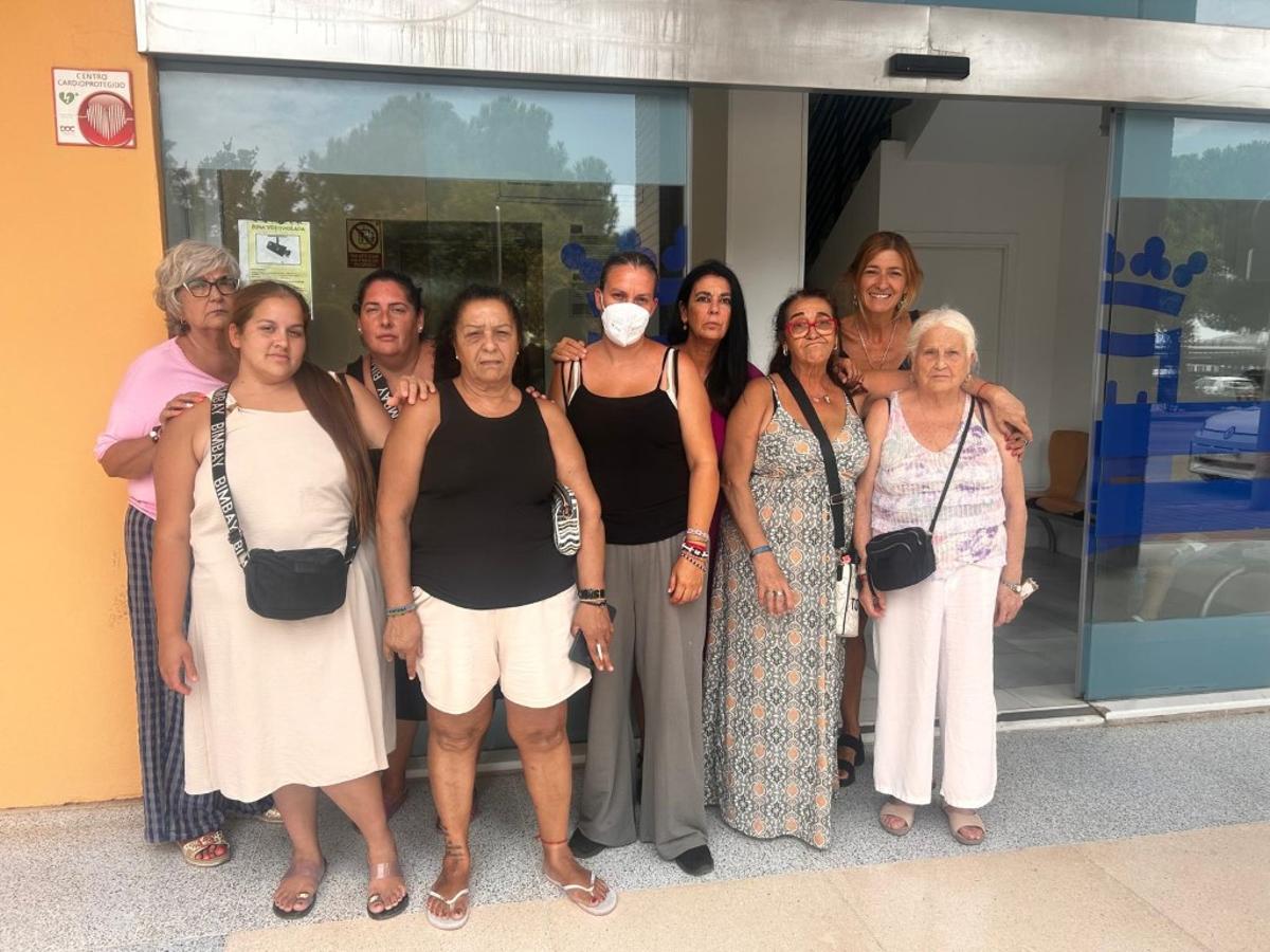 Las cinco malagueñas desahuciadas ayer, tras la cita con el IMV, acompañadas por Un Techo por Derecho.