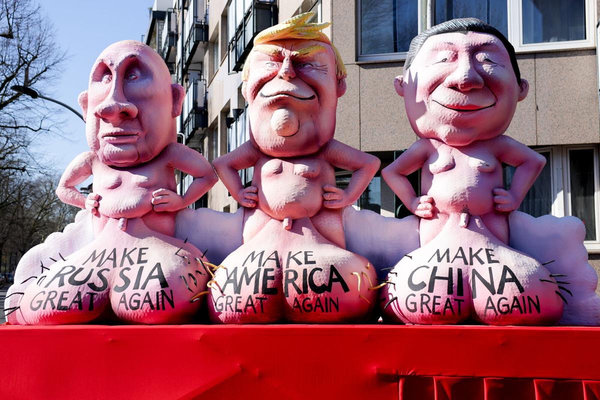 Una carroza del carnaval de Düsseldorf, Alemania, en marzo de 2025, en la que aparecen el presidente ruso Vladimir Putin, el presidente estadounidense Donald Trump y el presidente chino Xi Jinping.
