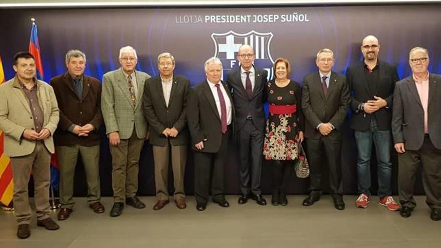 La presidenta de la PB Manresa, Ana Calvera, al centre, va ser convidada a la llotja del Camp Nou amb altres presidents de penyes