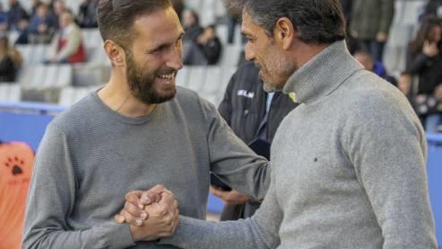 El técnico del Hércules, Lluís Planagumà, saluda al entrenador del Sabadell, Toni Seligrat.