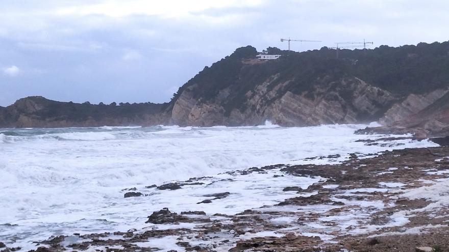 El temporal de frío y viento deja un mar agitado en Xàbia