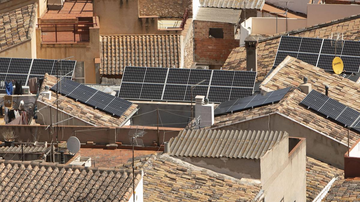 Placas solares en los tejados de varias casas del núcleo histórico de Sagunt.