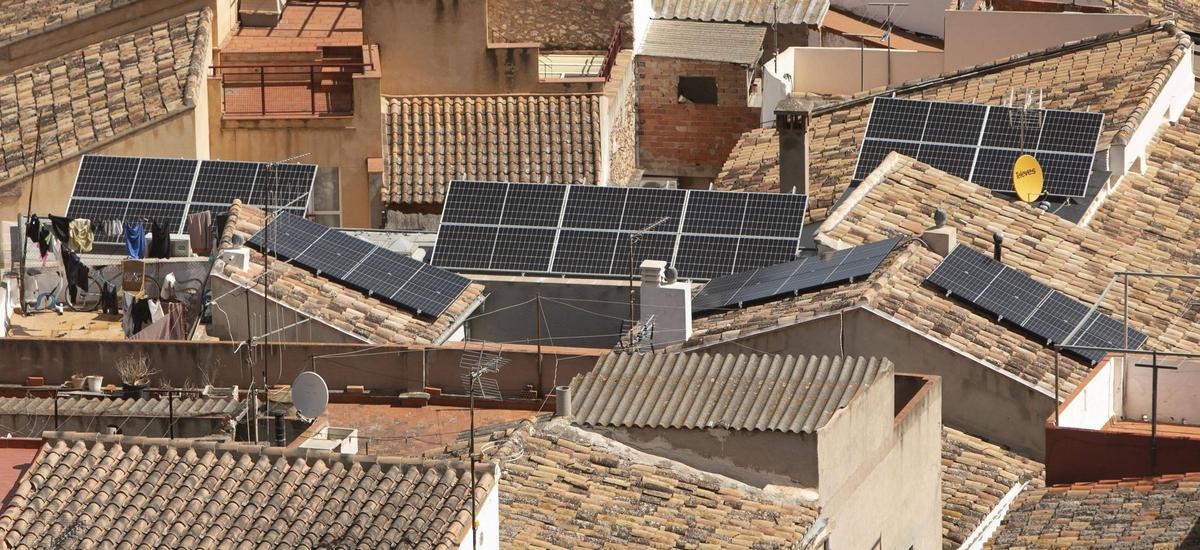 Placas solares en los tejados de varias casas del núcleo histórico de Sagunt.