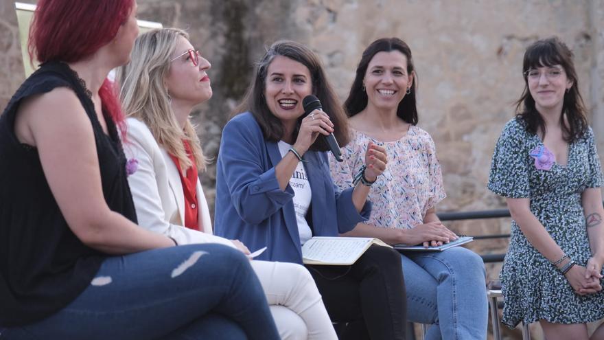 Unidas por Extremadura ondea la bandera del feminismo