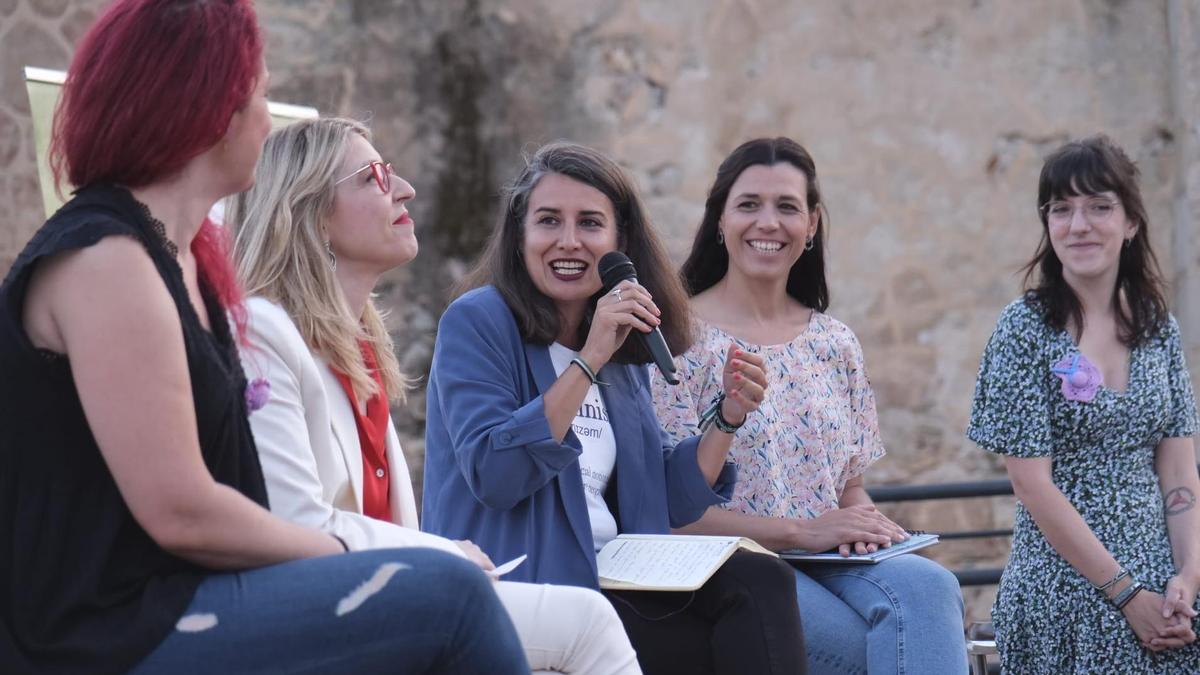 Erika Cadenas, María Eugenia Rodríguez Palop, Irene de Miguel, Mavi Mata y Nerea Fernández, ayer en una acto de Unidas por Extremadura, en Badajoz.