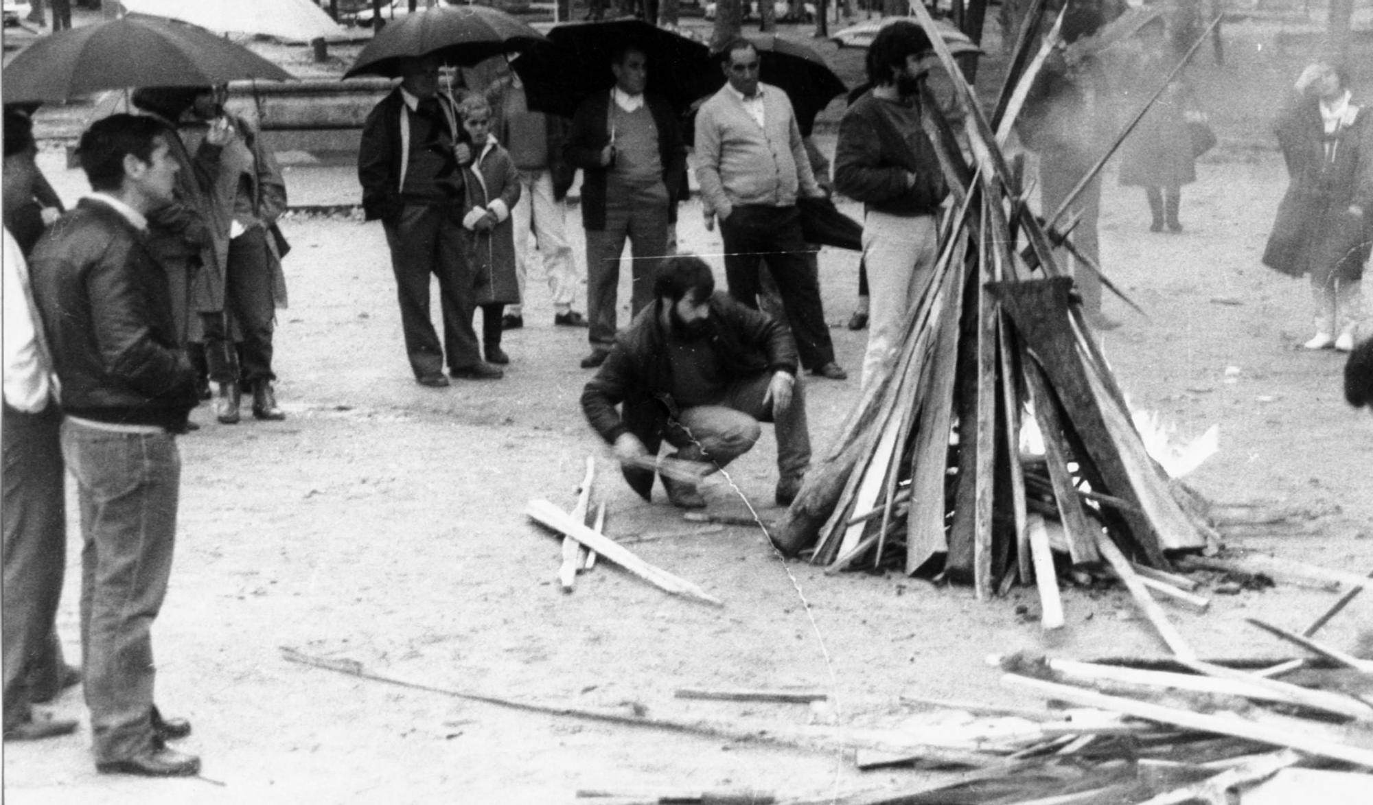 Preparando la hoguera para asar las castañas en un magosto en Ourense en 1986