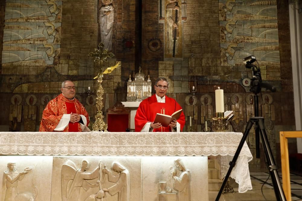 Los sacerdotes de Gijón ofician misa por internet