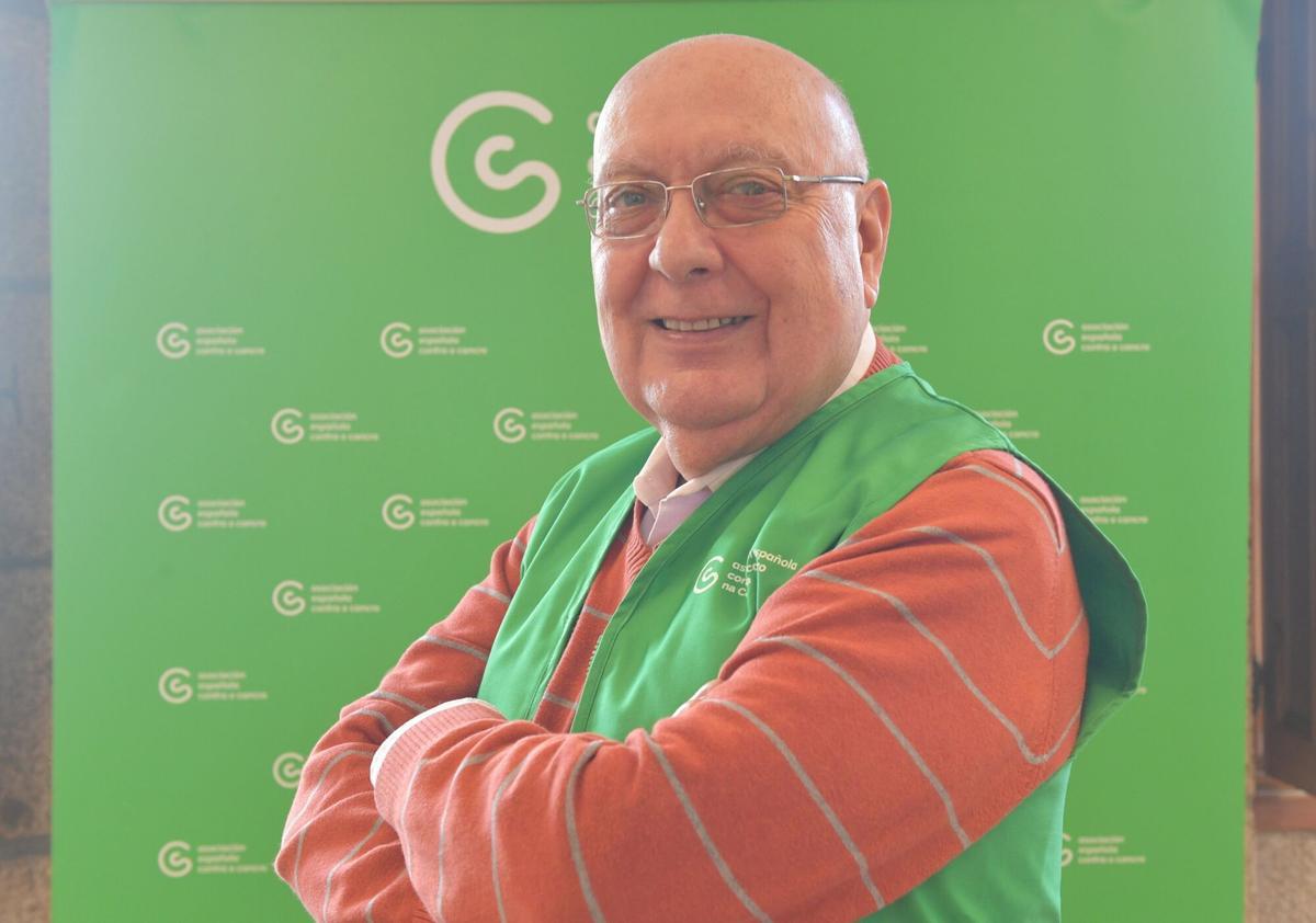 Jacobo Dono paciente oncologico de colon en la sede de la asociación contra el cáncer