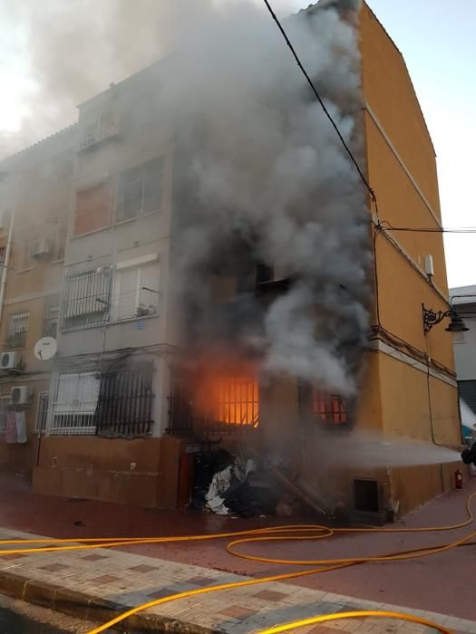 Incendio en un bajo en la calle Papamoscas