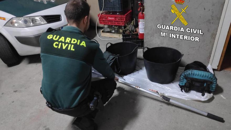 La Guardia Civil con los efectos incautados al presunto furtivo.