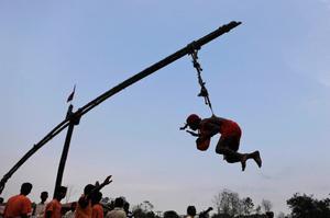 Un hindú devot es penja per l’esquena amb ganxos de metall durant el ritual Charak, del festival Suori a Boko, Índia.