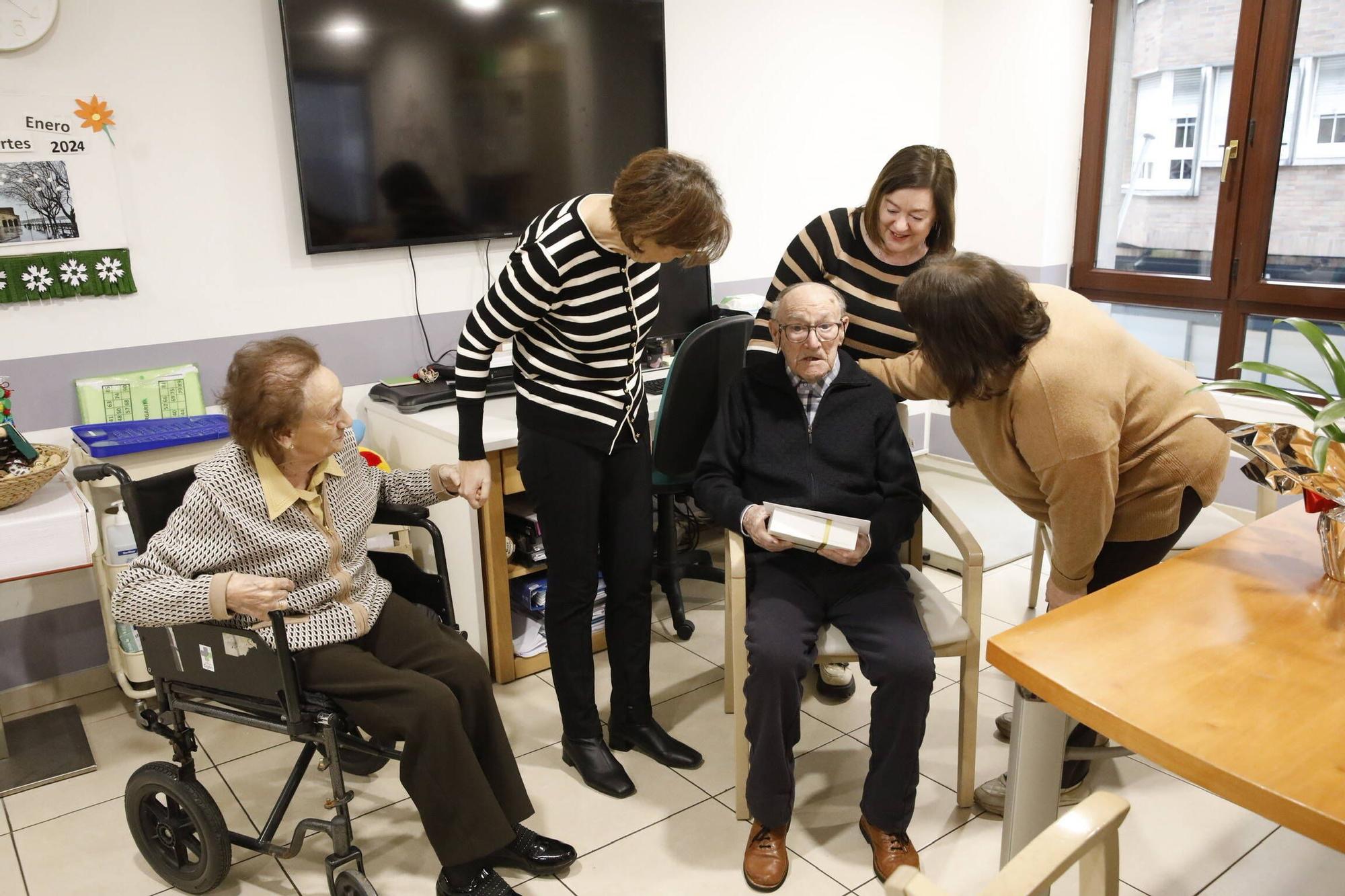 En imágenes: Visita de Carmen Moriyón a los centenarios gijoneses