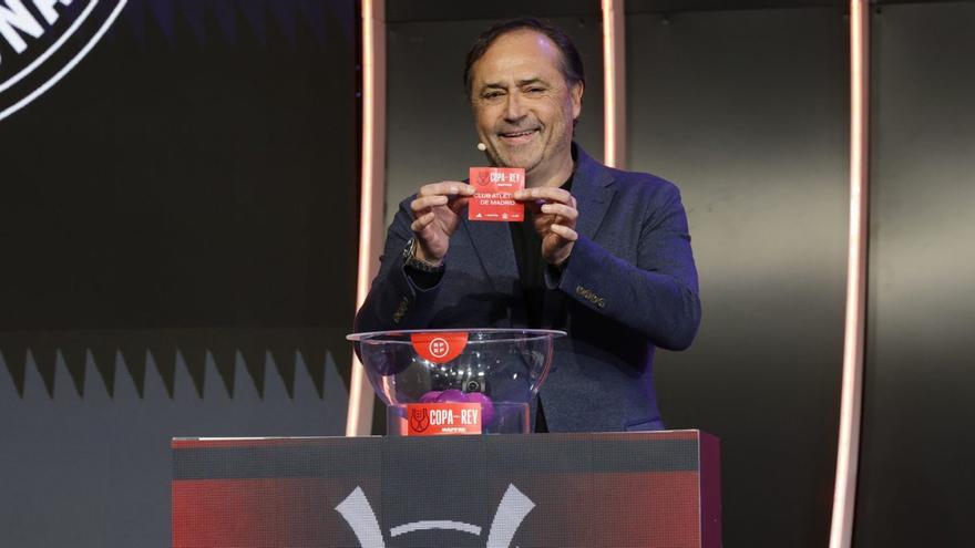 Alfredo Santaelena, héroe en la Copa del Rey para Dépor y Atlético, sonríe al mostrar el nombre del club rojiblanco en el sorteo. |  RFEF