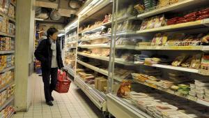 Una clienta observa las estanterías de un supermercado en París, después de que el Gobierno francés abriera una investigación sobre precios y beneficios comerciales.