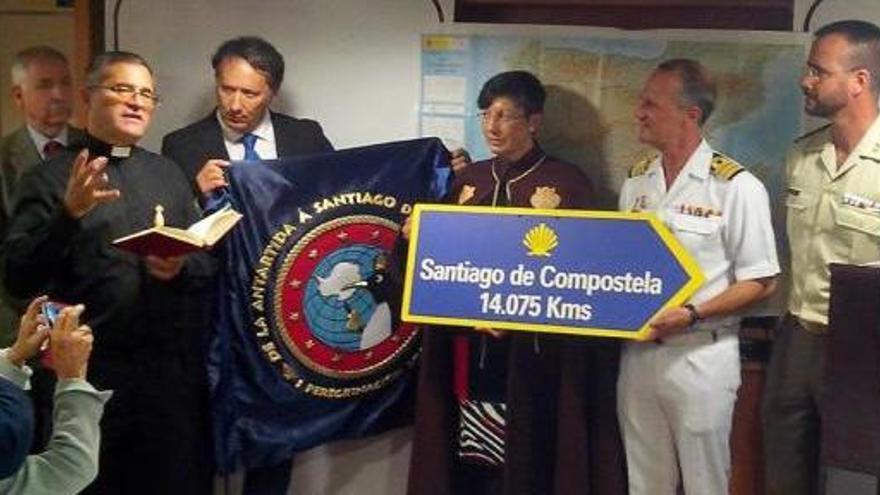 Las autoridades posan con la señal y el banderín conmemorativo del nuevo camino jacobeo.