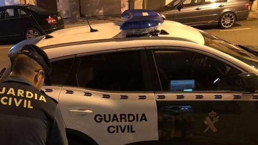 Un agente muestra los bidones recuperados.  // Guardia Civil