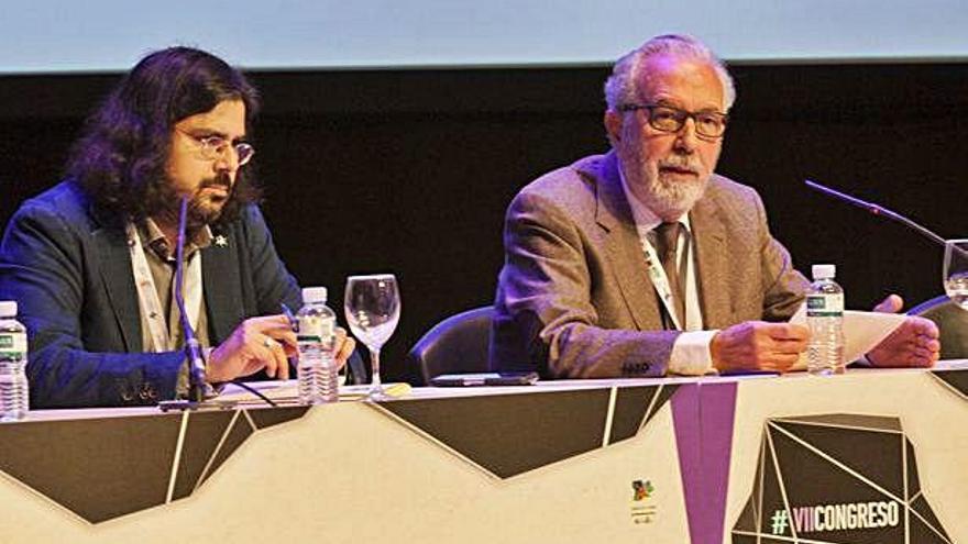 El historiador Rubén Sánchez y el ponente Salvador Rodríguez Becerra.