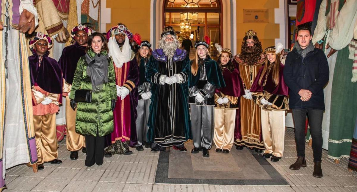 La comitiva real fue recibida en el consistorio por la alcaldesa y el edil de Festejos de Ejea. |   