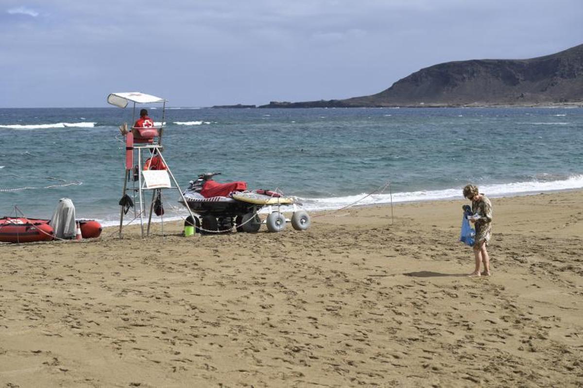 12-06-19 LAS PALMAS DE GRAN CANARIA. PLAYA DE LAS CANTERAS. LAS PALMAS DE GRAN CANARIA. METEOROLOGIA. Playa de Las Canteras. Fotos: Juan Castro. | 12/06/2019 | Fotógrafo: Juan Carlos Castro 12-06-19 LAS PALMAS DE GRAN CANARIA. PLAYA DE LAS CANTERAS. LAS PALMAS DE GRAN CANARIA. METEOROLOGIA. Playa de Las Canteras. Fotos: Juan Castro. | 12/06/2019 | Fotógrafo: Juan Carlos Castro