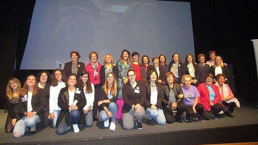 Autoridades y técnicas en el aniversario de las mujeres rurales, ayer, en Verín. // FdV