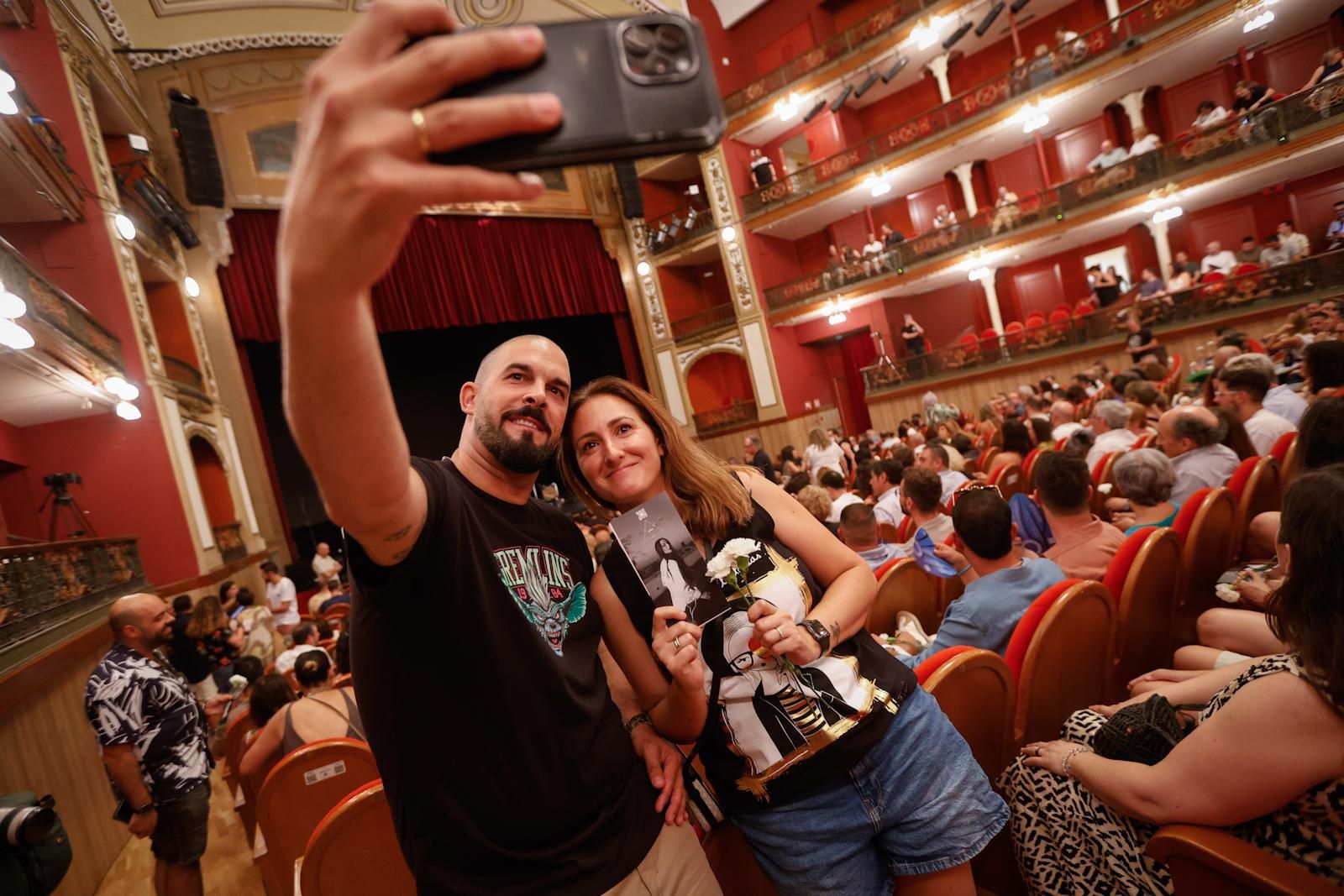 Vega, íntima y revolucionaria, enciende el Gran Teatro con ‘Ignis’