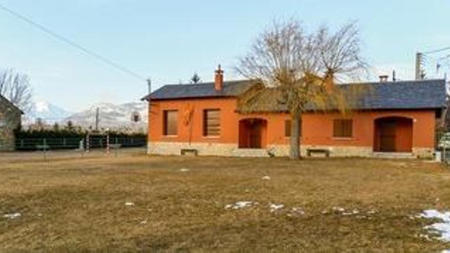 L&#039;edifici de les antigues escoles d&#039;Age i l&#039;actual pati on es construirà el nou parc urbà de Puigcerdà.