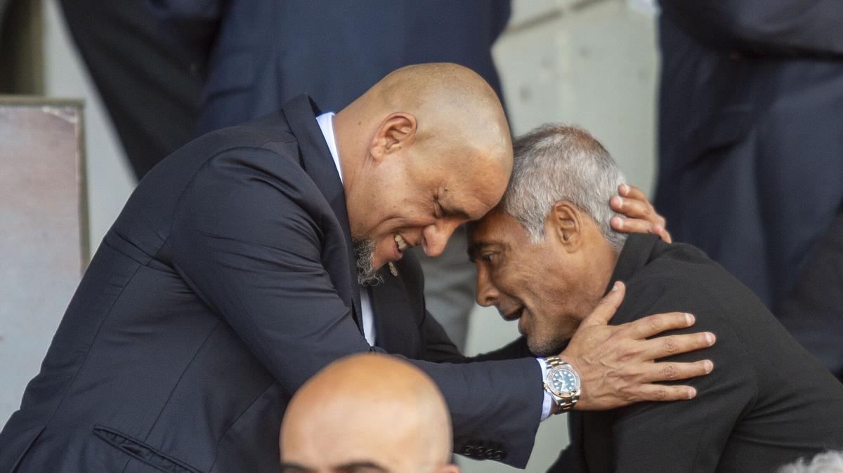 Romario y Roberto Carlos se saludan en el palco antes del clásico de Montjuïc.