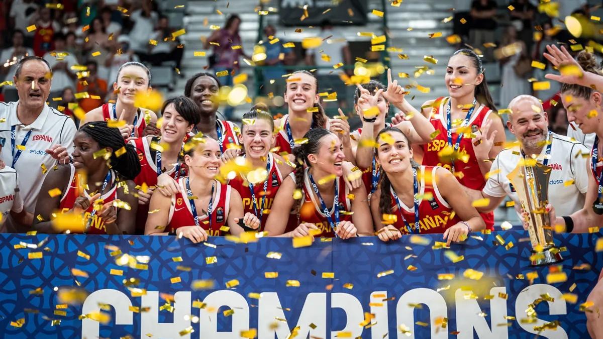 Carla Viegas sonríe en el centro de la imagen con la medalla de oro.