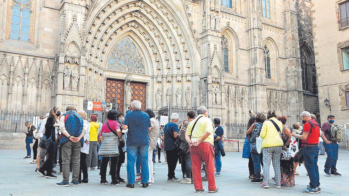 Grup de turistes a les portes de la catedral de Barcelona l’11 d’octubre passat