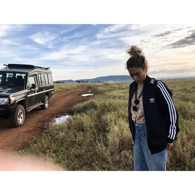 Blanca Suárez con moño alto despeinado para un día de safari