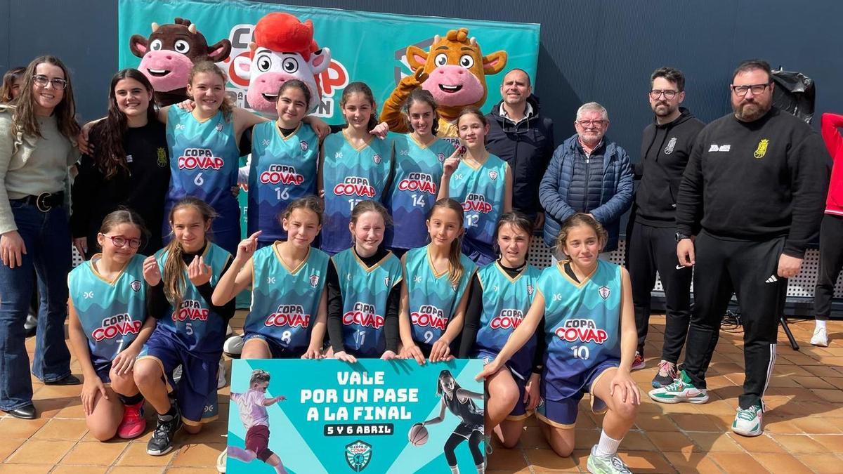 El Colegio Virgen del Carmen celebra la victoria en baloncesto femenino.