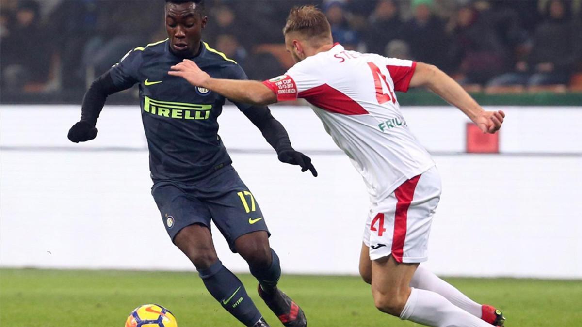 Yann Karamoh, disputando un balón a un jugador del Pordenone