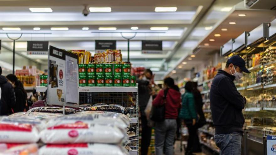 Clients fent la compra en un supermercat. | EUROPA PRESS