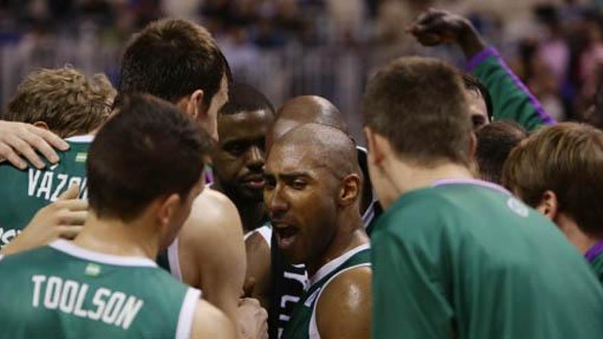 El gran líder del Unicaja, Jayson Granger, reúne en una piña a sus compañeros el pasado domingo en el Martín Carpena.