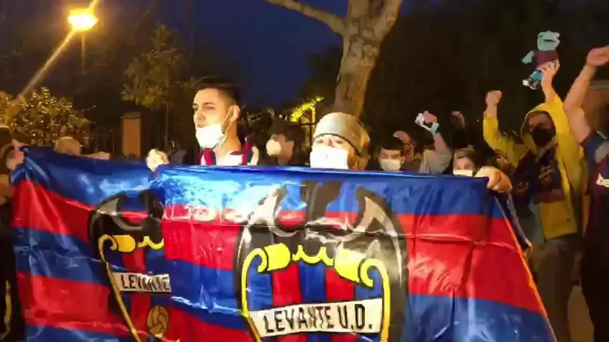 Cánticos de 'Sí se puede' en el recibimiento al Levante UD