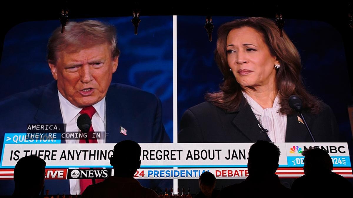 Varias personas observan el debate presidencial entre Donald Trump y Kamala Harris