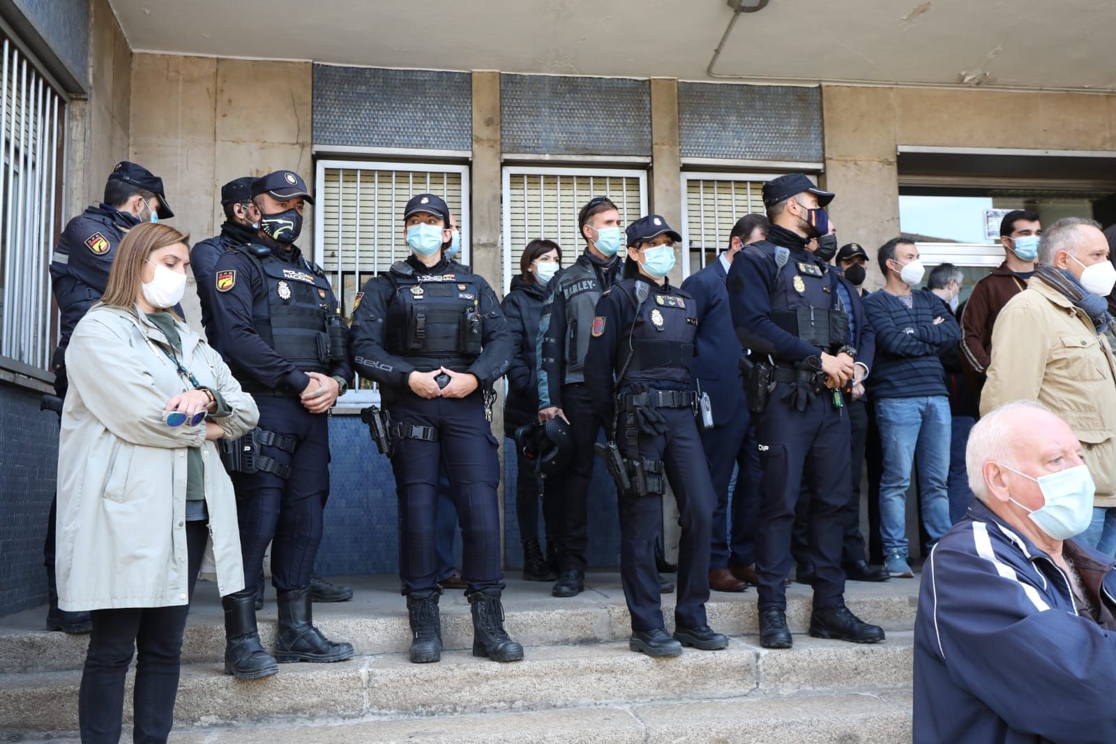 FOTOGALERÍA | Concentración en la Jefatura Superior de Policía de Aragón en repulsa de las agresiones a agentes